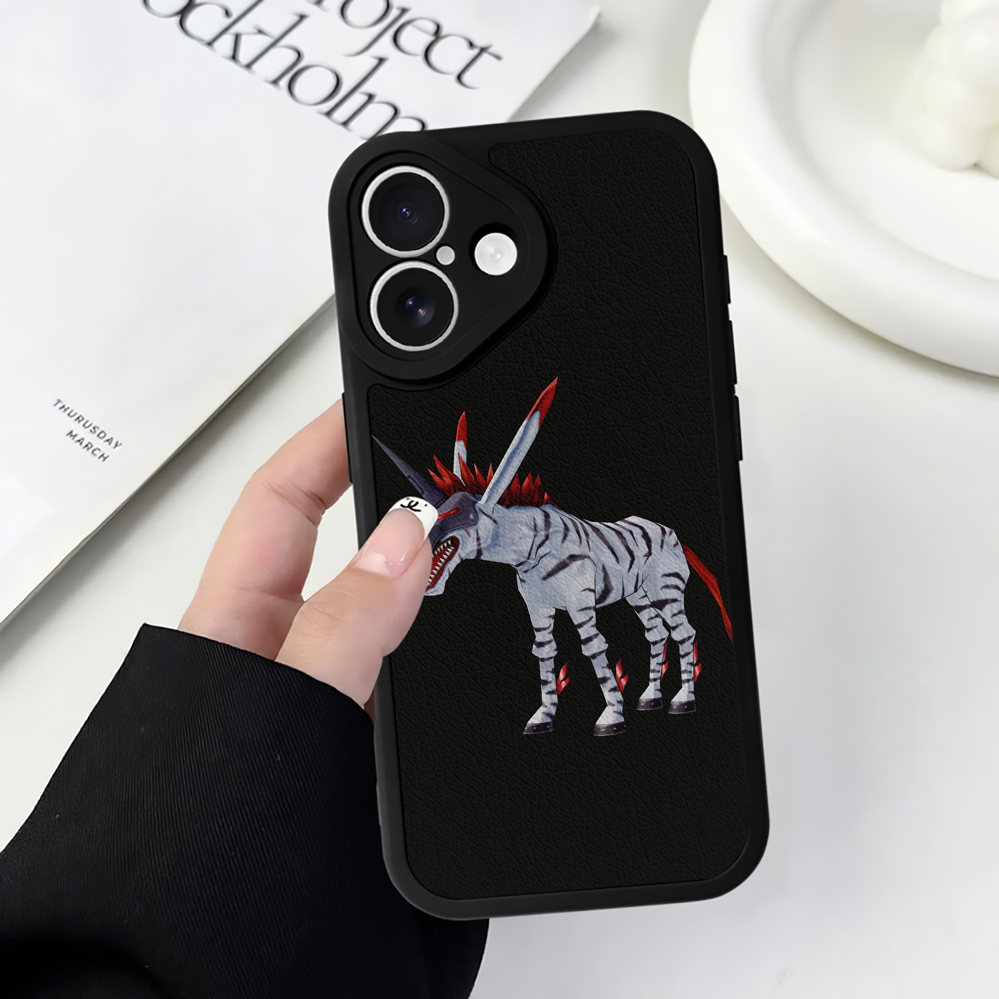 （画像用） Digimon デジタルモンスター/デジモン 【iPhone 16シリーズ対応】シリコンスマホケース（レザー調） 材質：シリコン